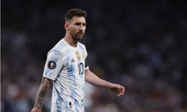 小区里有人遛企鹅？！行为引围观，有人发出质疑....